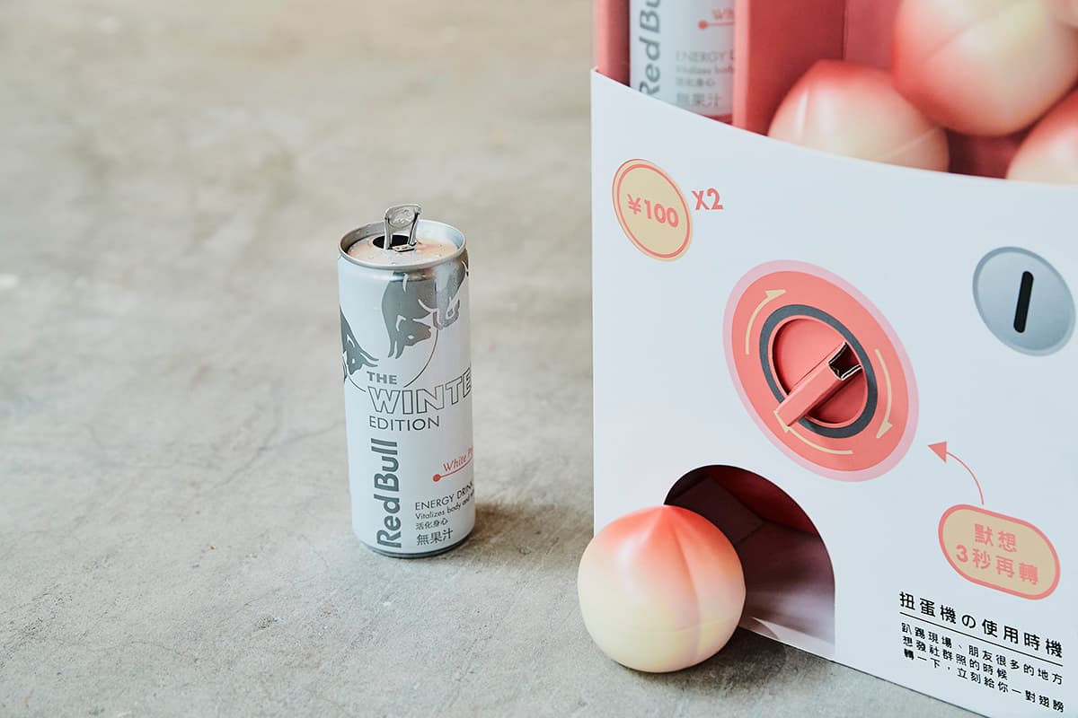 日韓夯爆!Red Bull「冬季白桃風味」台灣首上市,限量白桃扭蛋機只送不賣 日韓夯爆!Red Bull「冬季白桃風味」台灣首上市,限量白桃扭蛋機只送不賣