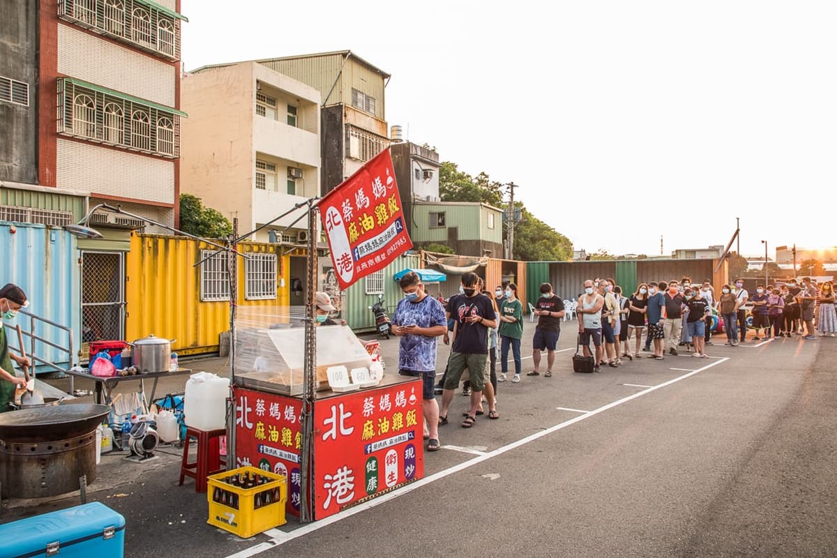 未開攤先排100公尺!龍潭夜市「麻油雞飯」2小時內賣光,內行一次買8盒 未開攤先排100公尺!龍潭夜市「麻油雞飯」2小時內賣光,內行一次買8盒