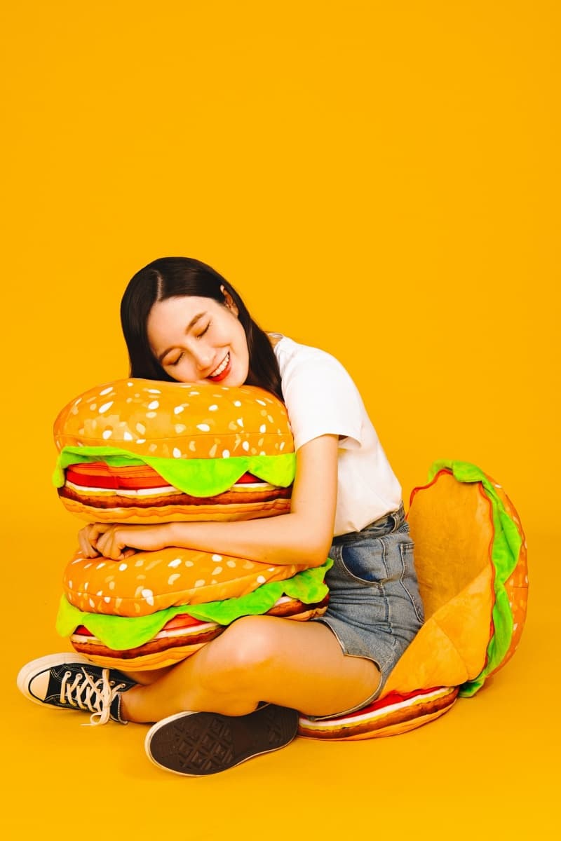睡進漢堡裡當肉排!漢堡王推超萌華堡墊、可樂午睡枕,這5天還能免費吃漢堡 睡進漢堡裡當肉排!漢堡王推超萌華堡墊、可樂午睡枕,這5天還能免費吃漢堡