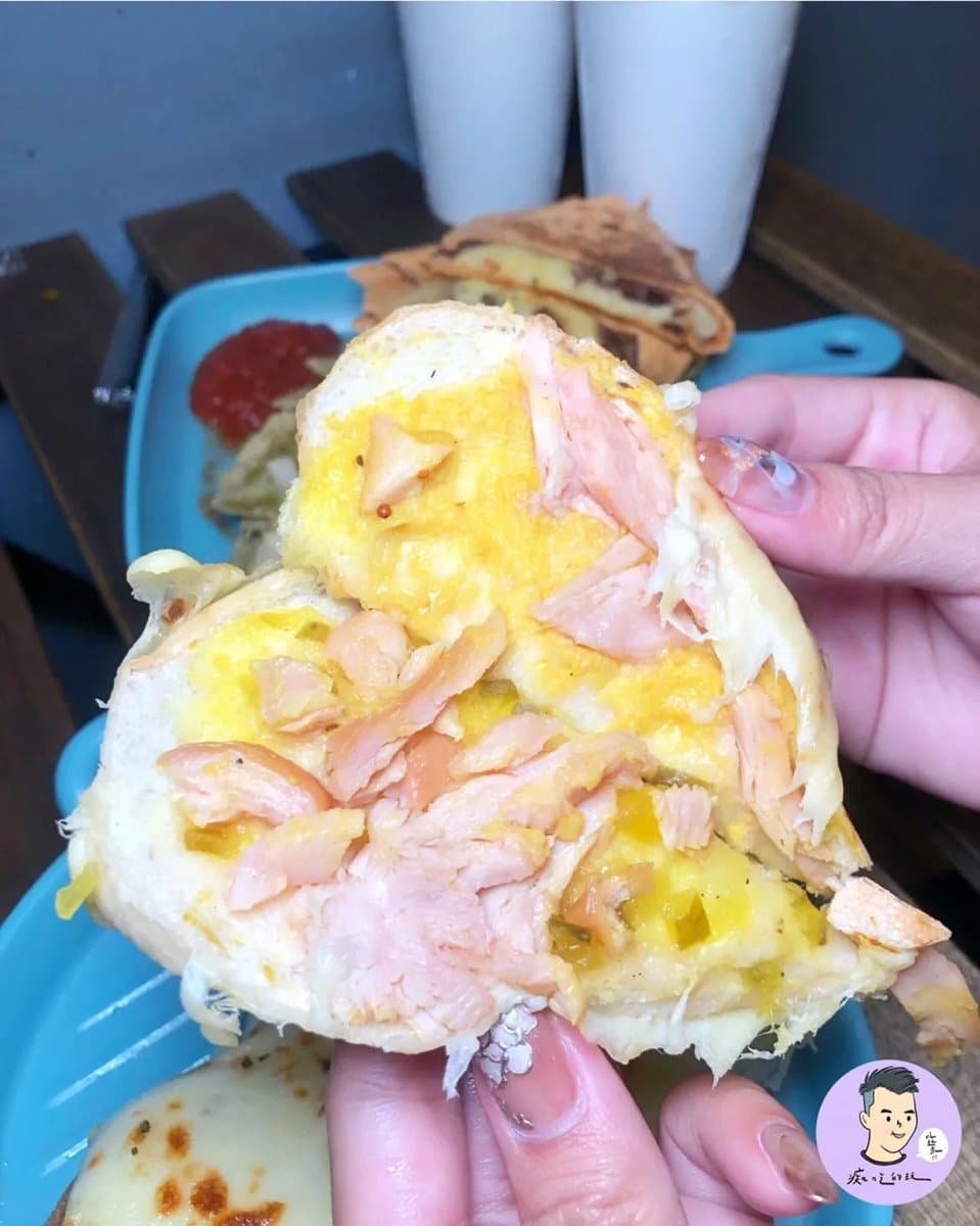 爆量起司用料不手軟!台中超狂「牽絲瀑布三明治」深夜限定,起司控開吃啦 爆量起司用料不手軟!台中超狂「牽絲瀑布三明治」深夜限定,起司控開吃啦