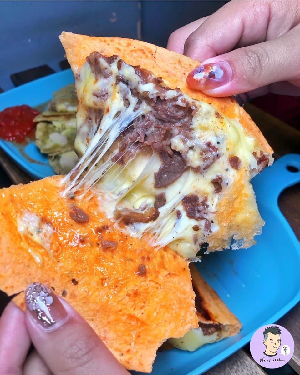 爆量起司用料不手軟!台中超狂「牽絲瀑布三明治」深夜限定,起司控開吃啦 爆量起司用料不手軟!台中超狂「牽絲瀑布三明治」深夜限定,起司控開吃啦