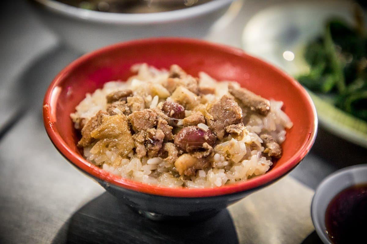 老闆根本做公益!6家正餐50元有找:45元蝦仁炒飯、15元肉燥飯、20元麵線羹 3菜1湯免百元吃飽飽!25元「土豆油飯」日據時代就開攤,平假日人潮都滿滿
