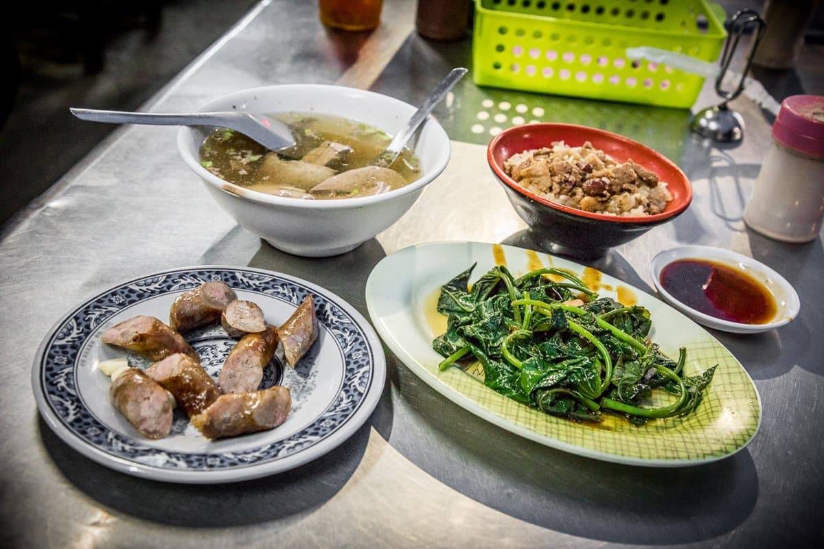 3菜1湯免百元吃飽飽!25元「土豆油飯」日據時代就開攤,平假日人潮都滿滿 3菜1湯免百元吃飽飽!25元「土豆油飯」日據時代就開攤,平假日人潮都滿滿