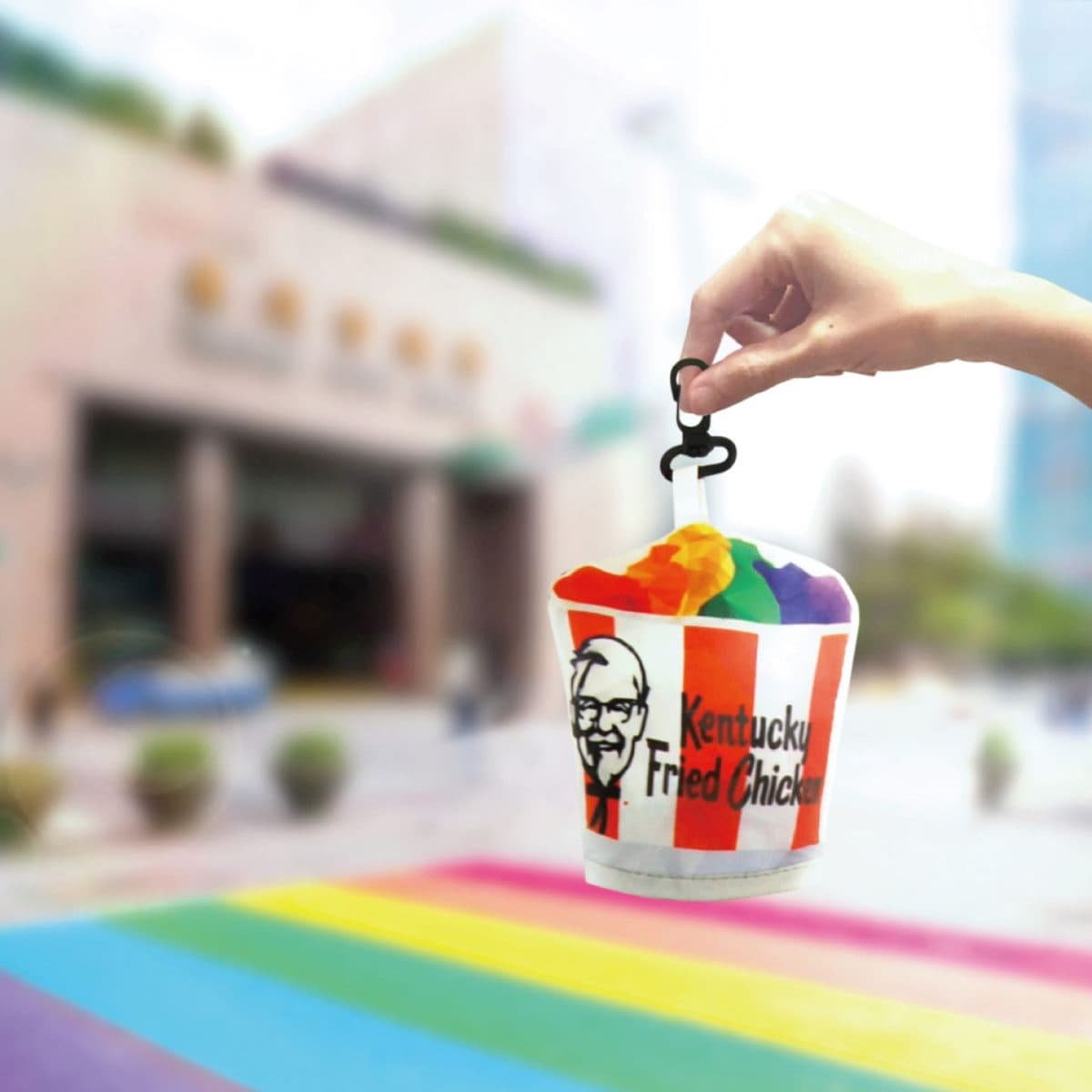 就是明天!肯德基免費爽拿「KFC彩虹環保提袋」,可愛吊飾展開變成彩虹配件 就是明天!肯德基免費爽拿「KFC彩虹環保提袋」,可愛吊飾展開變成彩虹配件