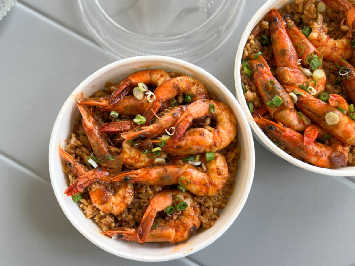 人氣便當店復古變身!台南「爆炒蒜蝦飯」擺滿7隻蝦,去殼蝦+爆炒醬汁超鮮 人氣便當店復古變身!台南「爆炒蒜蝦飯」擺滿7隻蝦,去殼蝦+爆炒醬汁超鮮