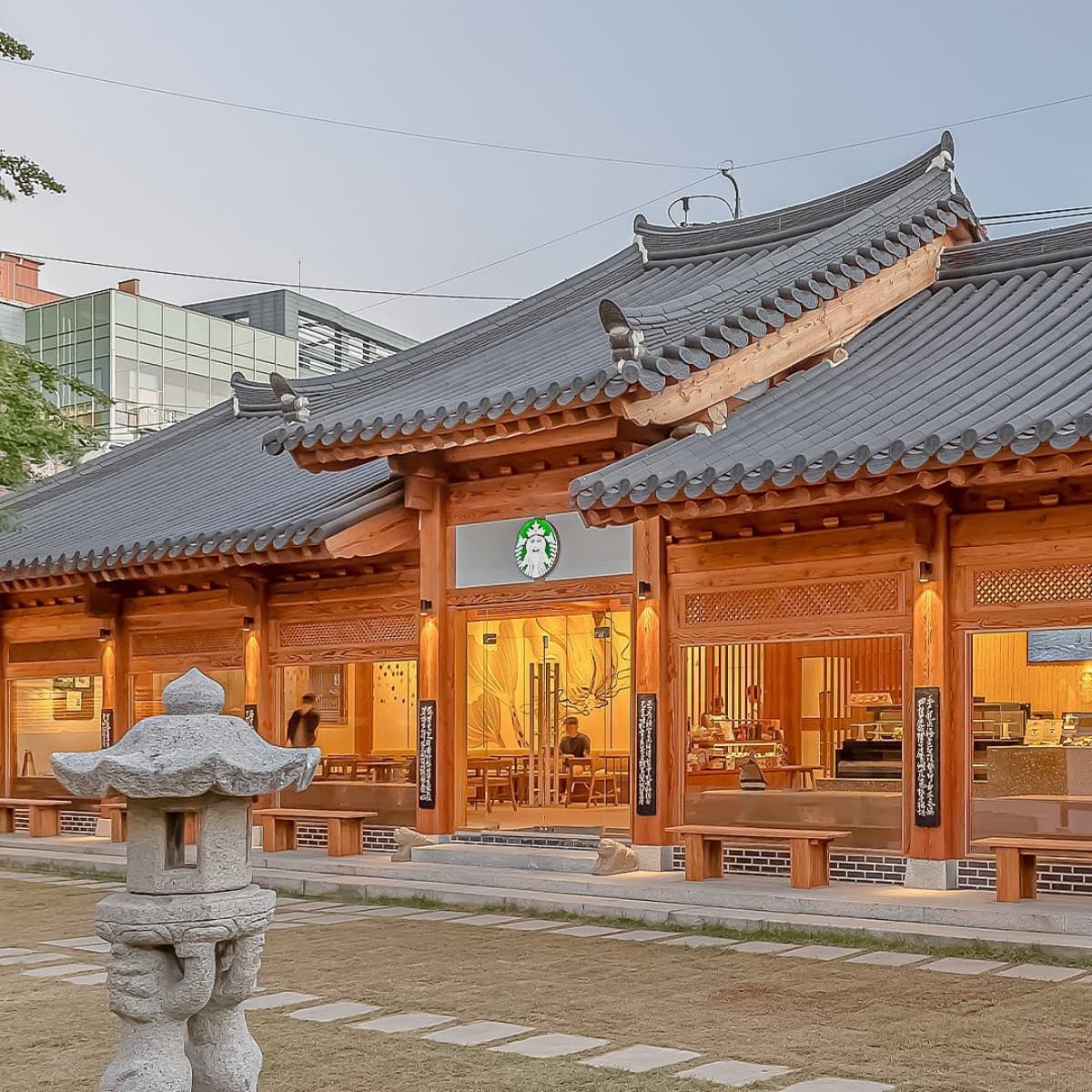 星迷們衝打卡!百年韓屋改造「星巴克」,絕美建築+戶外花園超欠拍 星迷們衝打卡!百年韓屋改造「星巴克」,絕美建築+戶外花園超欠拍