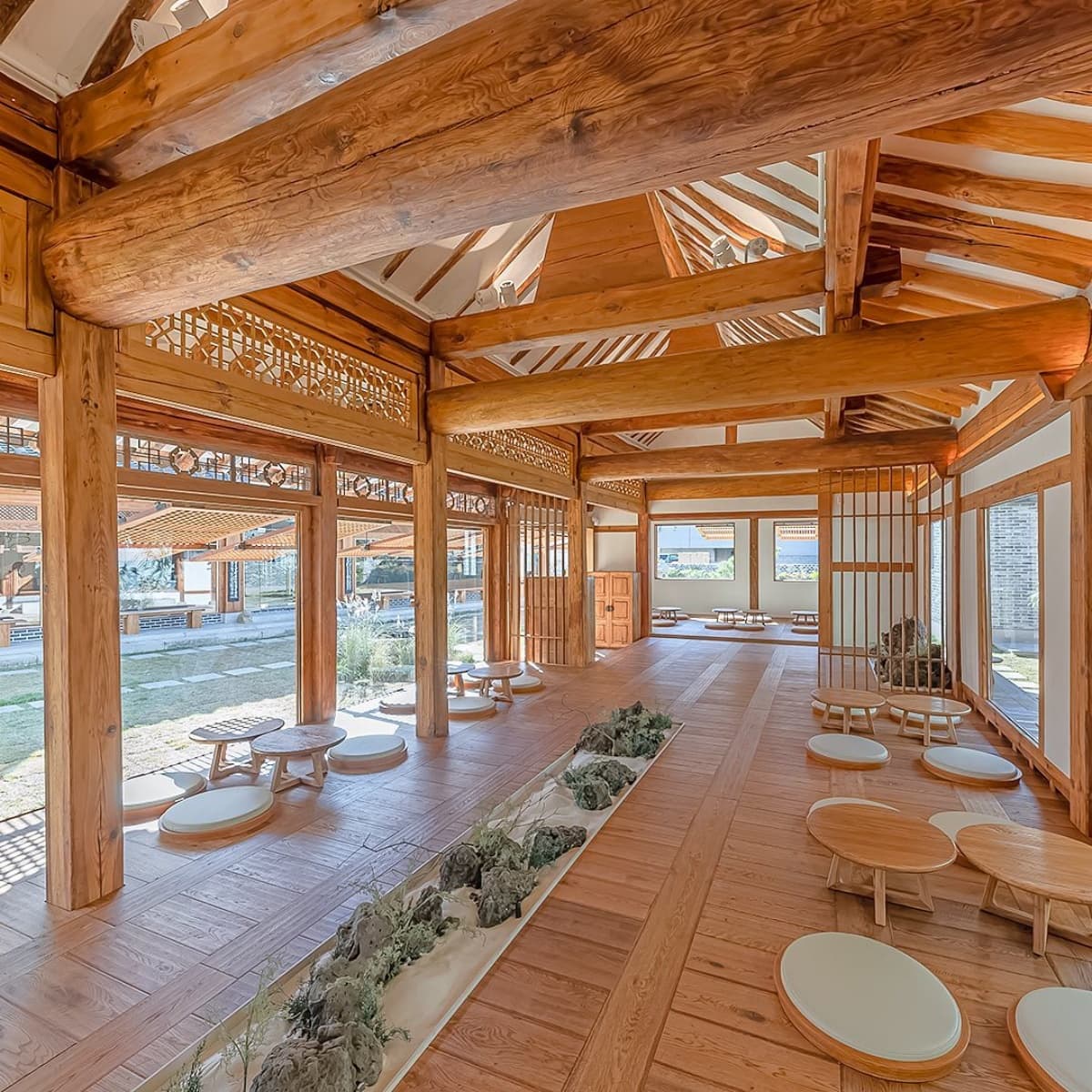 星迷們衝打卡!百年韓屋改造「星巴克」,絕美建築+戶外花園超欠拍 星迷們衝打卡!百年韓屋改造「星巴克」,絕美建築+戶外花園超欠拍