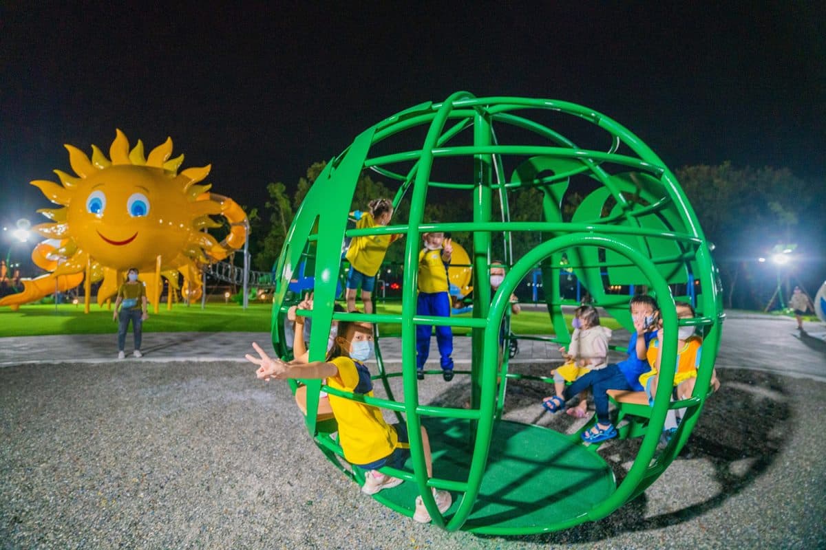 巨型太陽、地球在屏東!全新「星球公園」先衝8米高溜滑梯、獨創自行車噴泉 巨型太陽、地球在屏東!全新「星球公園」先衝8米高溜滑梯、獨創自行車噴泉