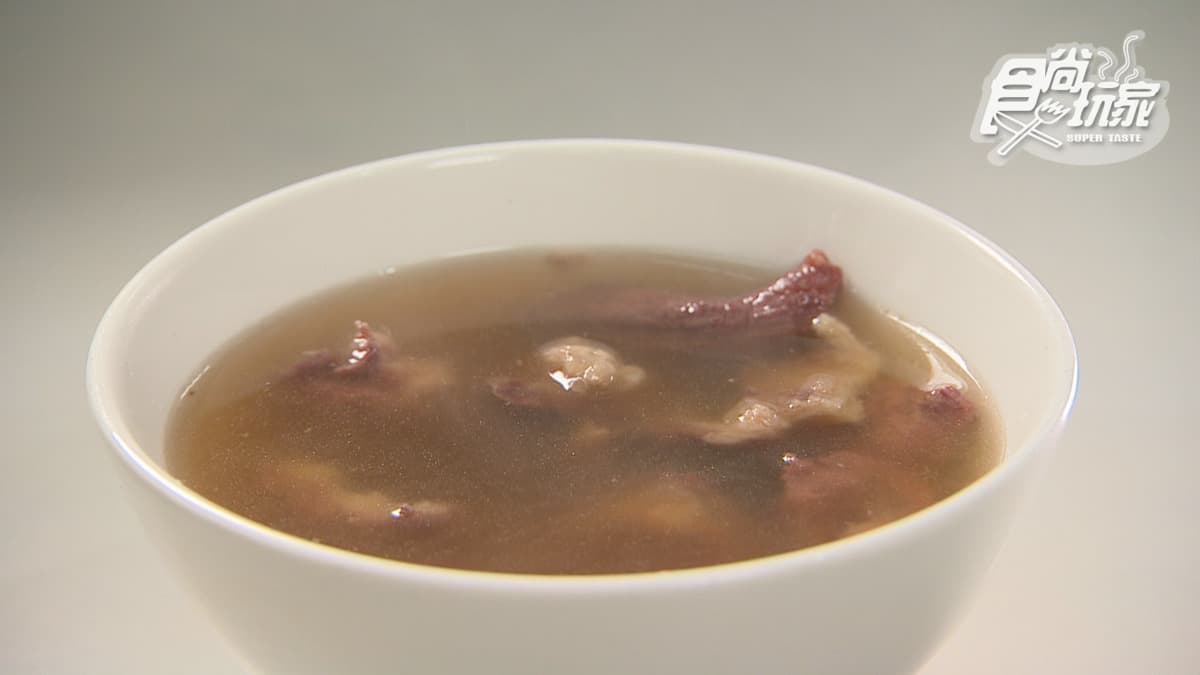 必比登認證牛肉湯!湯底用老母雞、牛大骨熬煮8小時,再搭鮮嫩溫體牛太銷魂