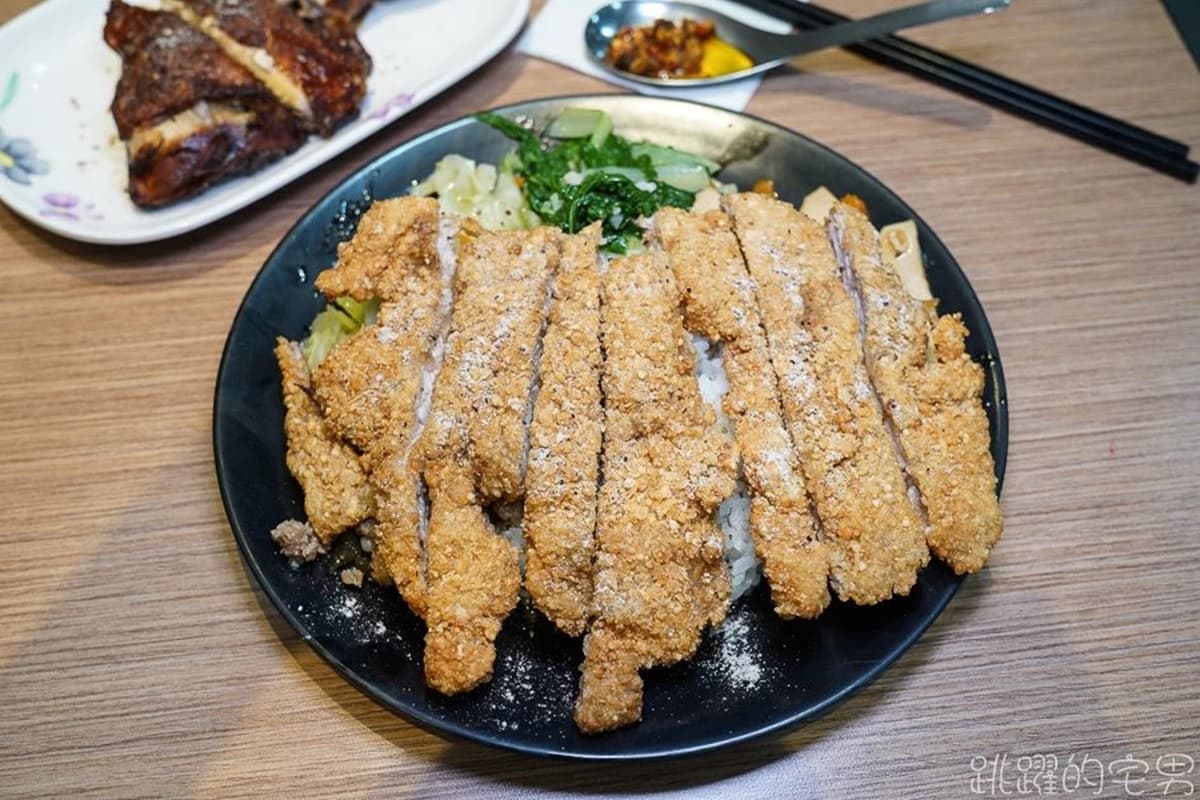 排骨大到看不到飯!「老字號排骨飯」百元內吃超飽,還能自選配菜在地人狂推 排骨大到看不到飯!「老字號排骨飯」百元內吃超飽,還能自選配菜在地人狂推
