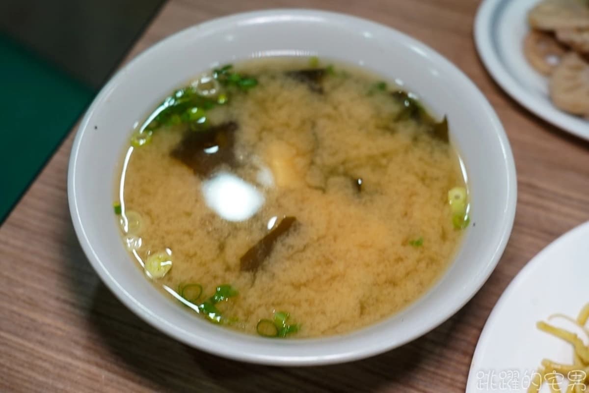 排骨大到看不到飯!「老字號排骨飯」百元內吃超飽,還能自選配菜在地人狂推 排骨大到看不到飯!「老字號排骨飯」百元內吃超飽,還能自選配菜在地人狂推