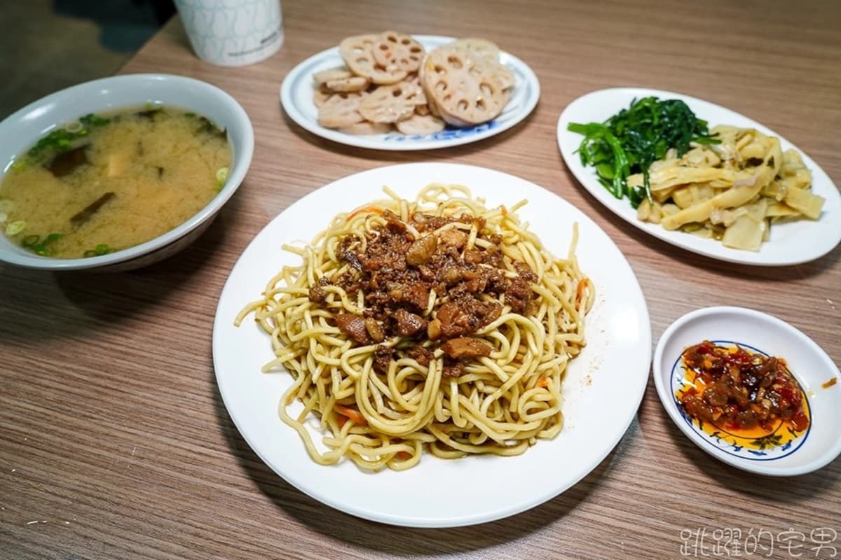 排骨大到看不到飯!「老字號排骨飯」百元內吃超飽,還能自選配菜在地人狂推 排骨大到看不到飯!「老字號排骨飯」百元內吃超飽,還能自選配菜在地人狂推