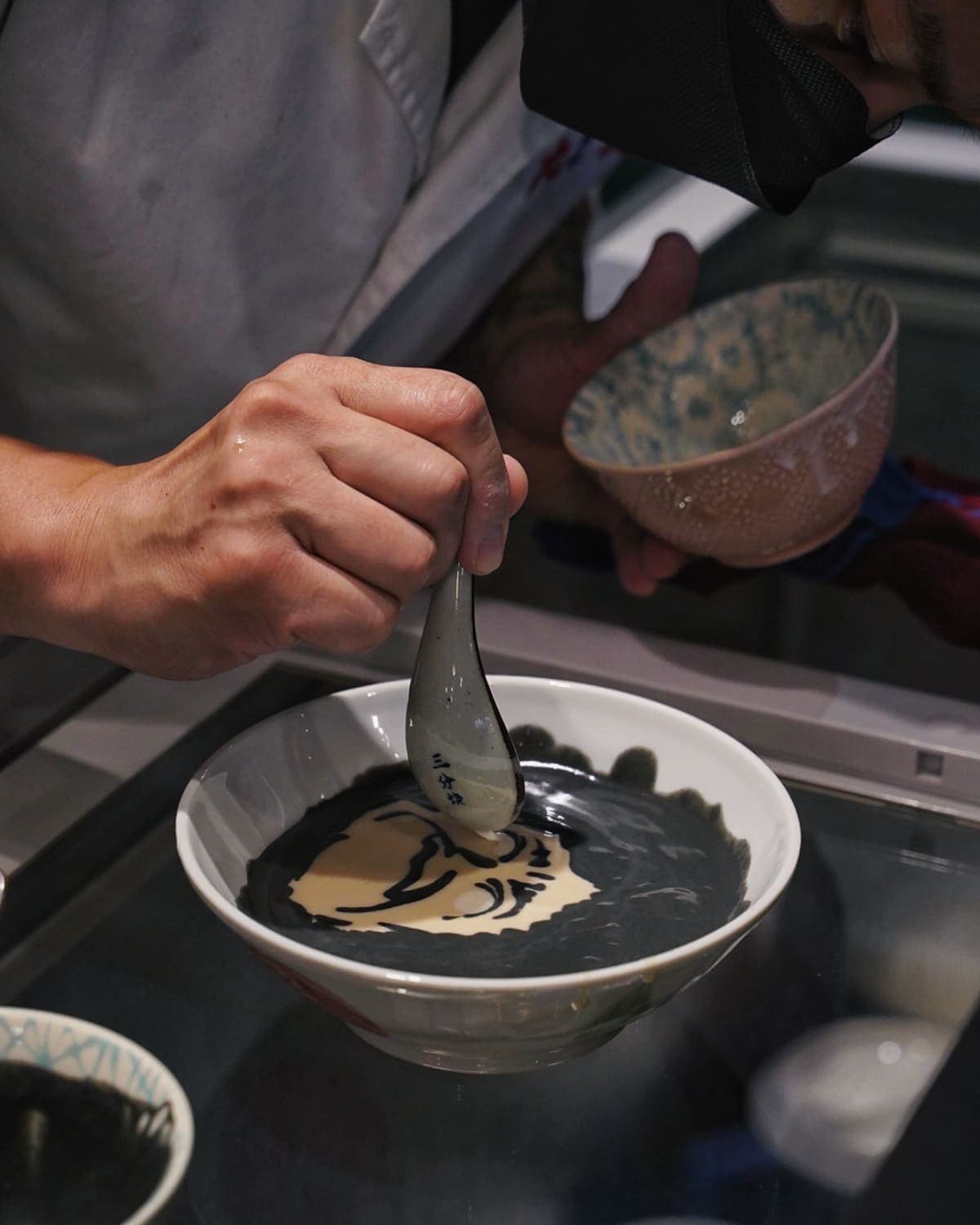 芝麻糊竟也能拉花?道地「港式糖水」有香港老闆超狂作畫,濃郁唰嘴一吃上癮 芝麻糊竟也能拉花?道地「港式糖水」有香港老闆超狂作畫,濃郁唰嘴一吃上癮