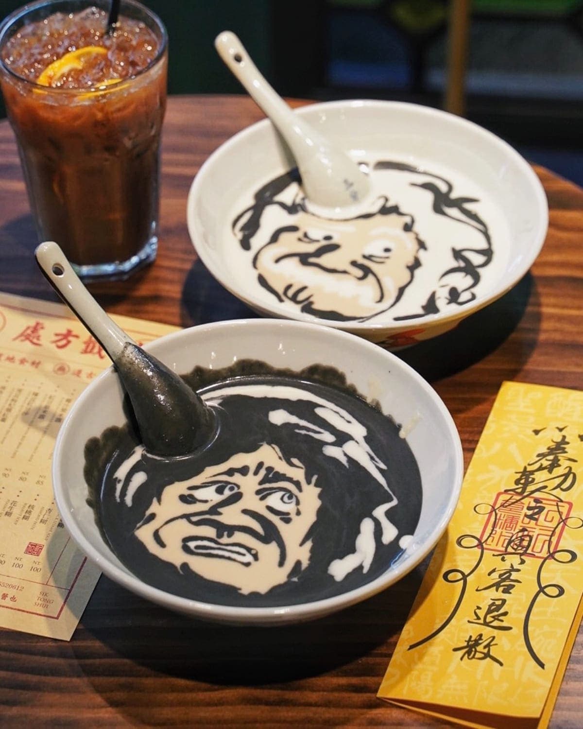 芝麻糊竟也能拉花?道地「港式糖水」有香港老闆超狂作畫,濃郁唰嘴一吃上癮 芝麻糊竟也能拉花?道地「港式糖水」有香港老闆超狂作畫,濃郁唰嘴一吃上癮