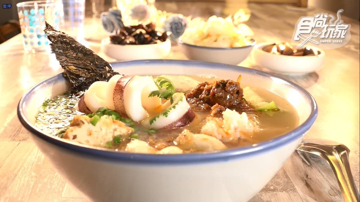 澎湖直送!雞骨熬製「小卷米粉」湯頭濃郁,辛辣XO醬+鮮甜小卷太過癮