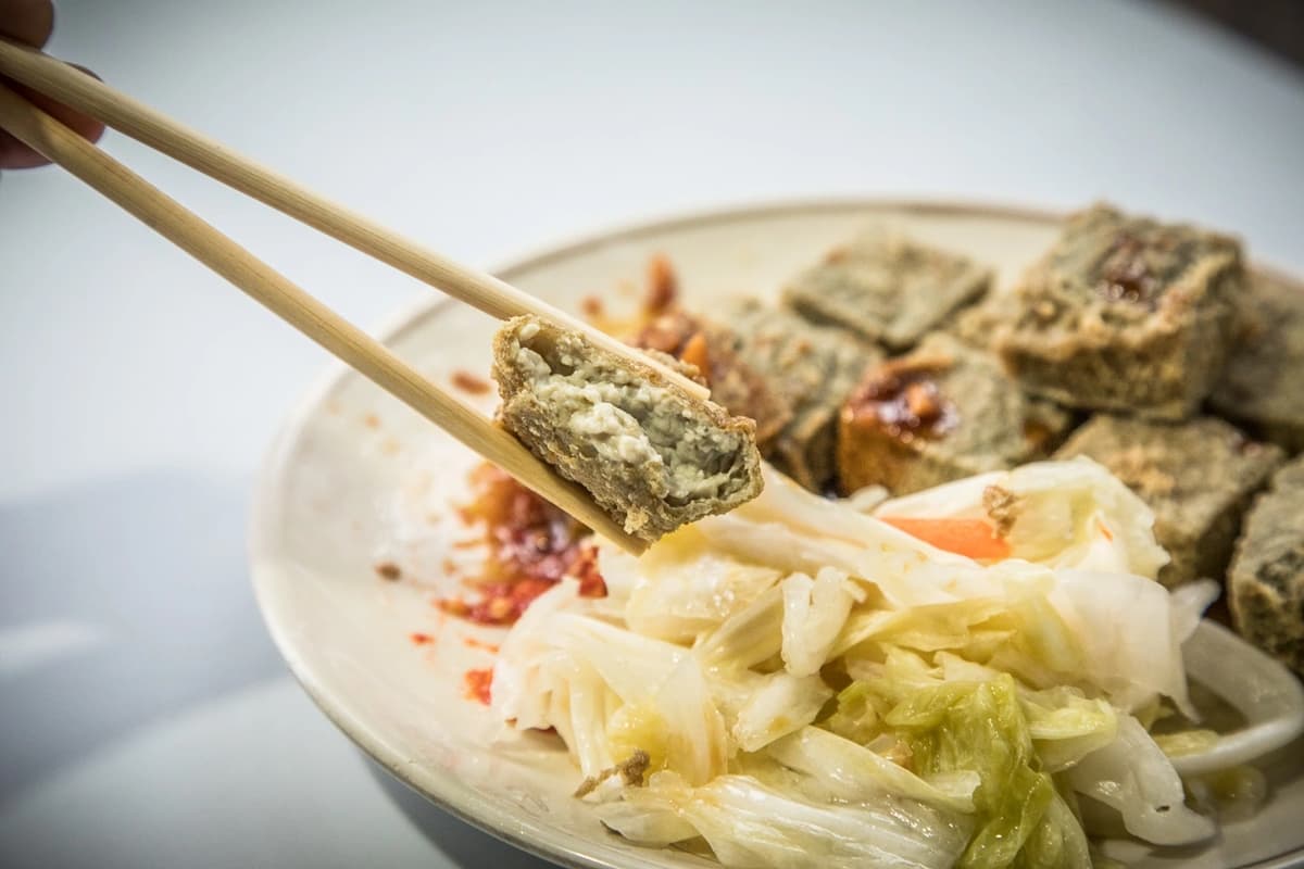 宜蘭礁溪美食激推25家!必吃蔥油餅、隱藏版深夜食堂、頂級日式咖啡牛乳 礁溪必吃美食:綠色臭豆腐