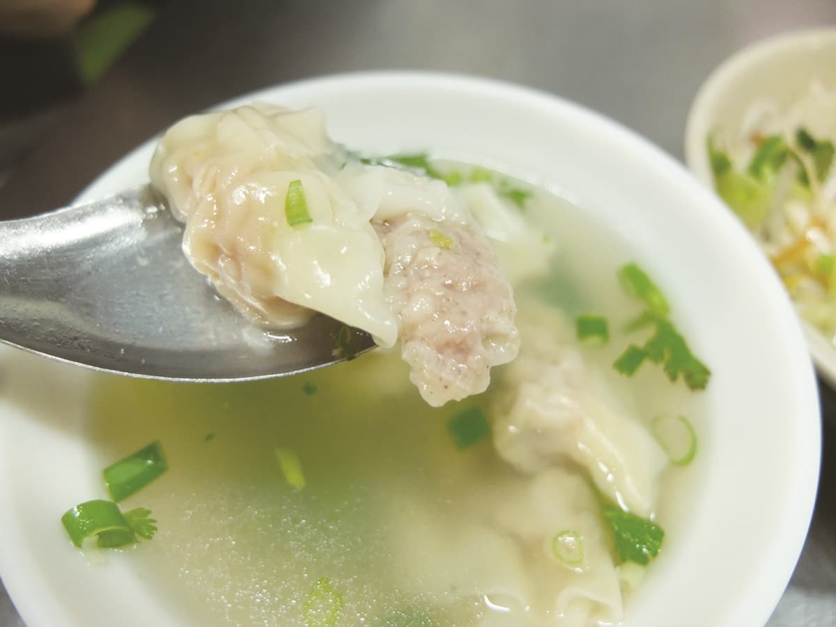 高雄老饕認證!60年「鐵皮屋麵攤」隱身市場,乾麵+餛飩湯吃飽100元有找 高雄老饕認證!60年「鐵皮屋麵攤」隱身市場,乾麵+餛飩湯吃飽100元有找