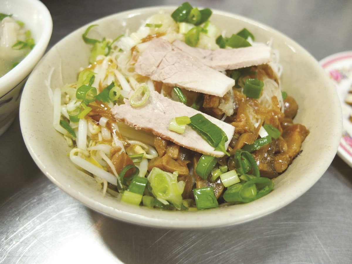 高雄老饕認證!60年「鐵皮屋麵攤」隱身市場,乾麵+餛飩湯吃飽100元有找 高雄老饕認證!60年「鐵皮屋麵攤」隱身市場,乾麵+餛飩湯吃飽100元有找