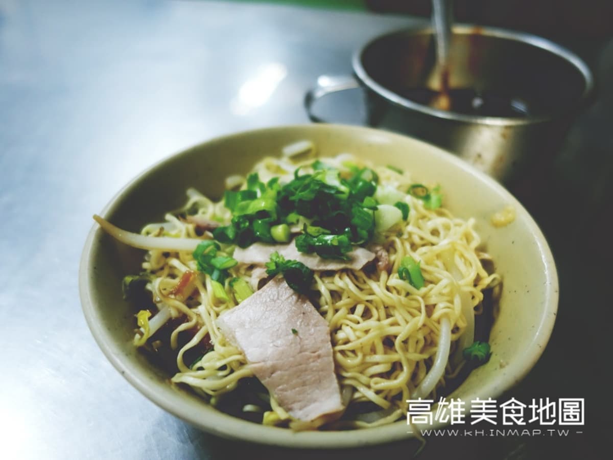 高雄老饕認證!60年「鐵皮屋麵攤」隱身市場,乾麵+餛飩湯吃飽100元有找 高雄老饕認證!60年「鐵皮屋麵攤」隱身市場,乾麵+餛飩湯吃飽100元有找