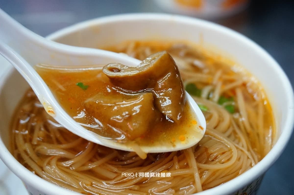 夜貓子才吃得到!板橋「麻辣麵線」還沒開攤就排隊,再搭辣蘿蔔辣度破表 夜貓子才吃得到!板橋「麻辣麵線」還沒開攤就排隊,再搭辣蘿蔔辣度破表