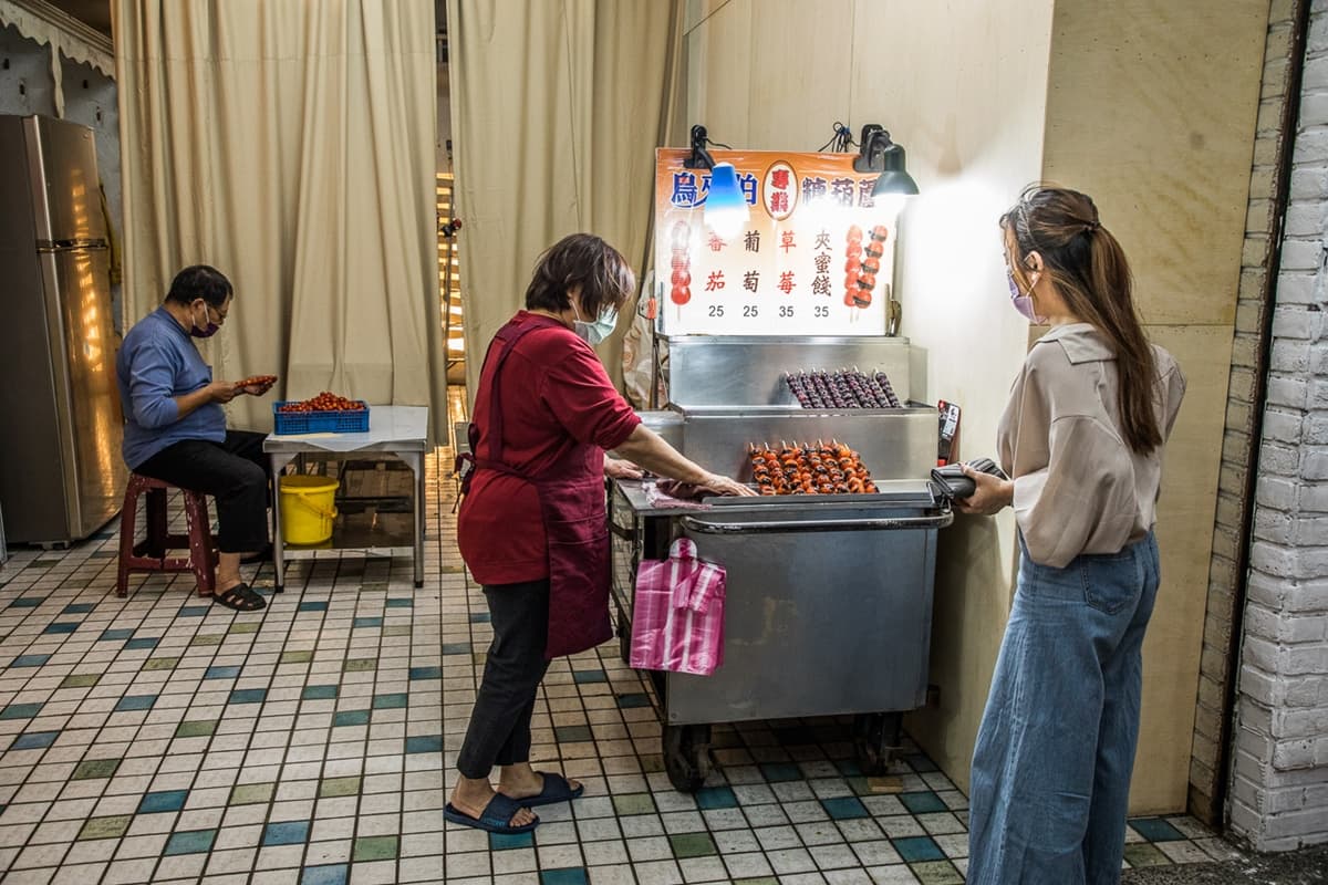1串25元起!板橋超夯「平價糖葫蘆」內行一次買10根,糖衣酥脆不黏牙 1串25元起!板橋超夯「平價糖葫蘆」內行一次買10根,糖衣酥脆不黏牙