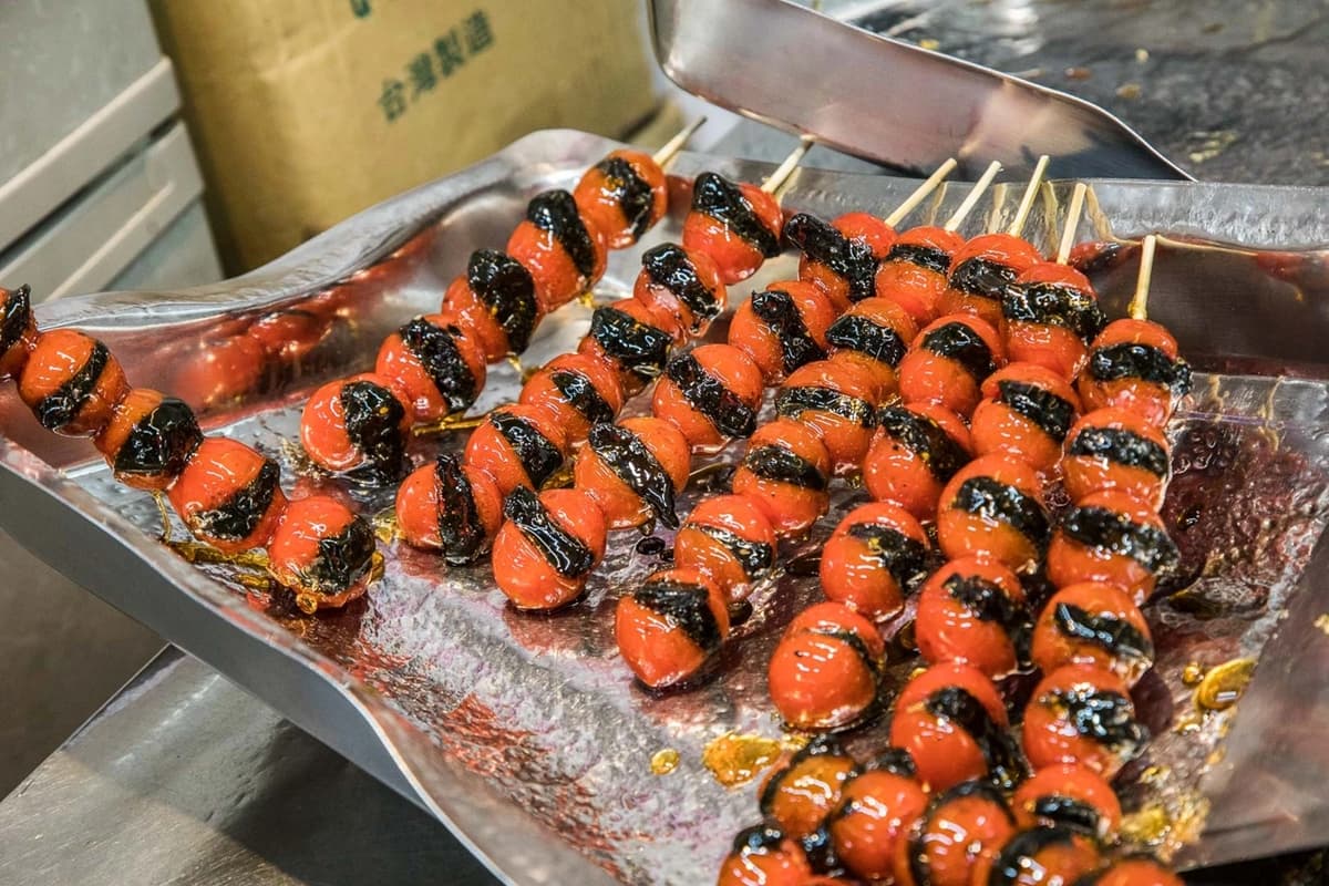 1串25元起!板橋超夯「平價糖葫蘆」內行一次買10根,糖衣酥脆不黏牙 1串25元起!板橋超夯「平價糖葫蘆」內行一次買10根,糖衣酥脆不黏牙