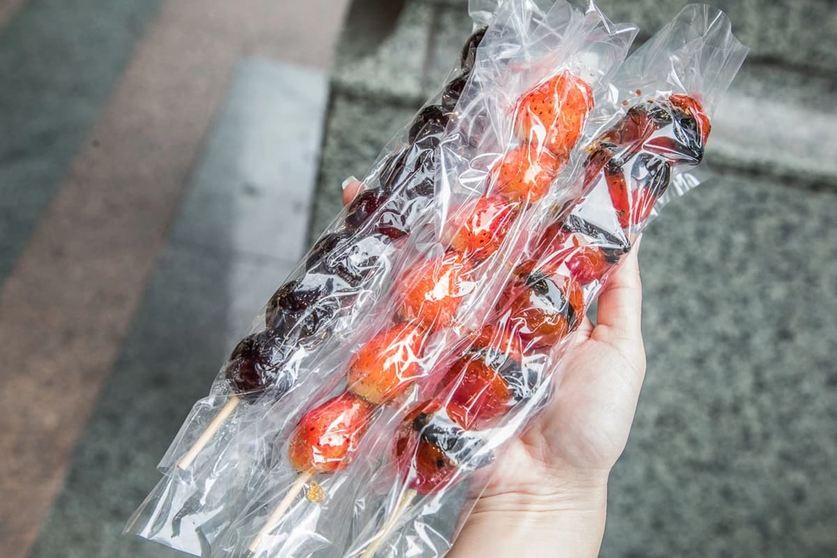 1串25元起!板橋超夯「平價糖葫蘆」內行一次買10根,糖衣酥脆不黏牙 1串25元起!板橋超夯「平價糖葫蘆」內行一次買10根,糖衣酥脆不黏牙