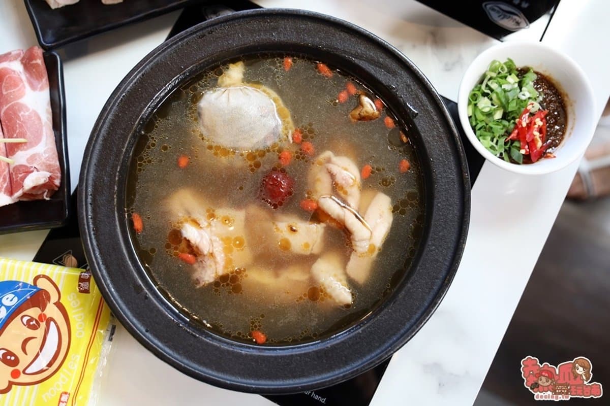 吃鍋免費抽龍蝦!4.9星平價鍋物推「夾娃娃機抽食材」,還可加飯、加麵不用錢 吃鍋免費抽龍蝦!4.9星平價鍋物推「夾娃娃機抽食材」,還可加飯、加麵不用錢