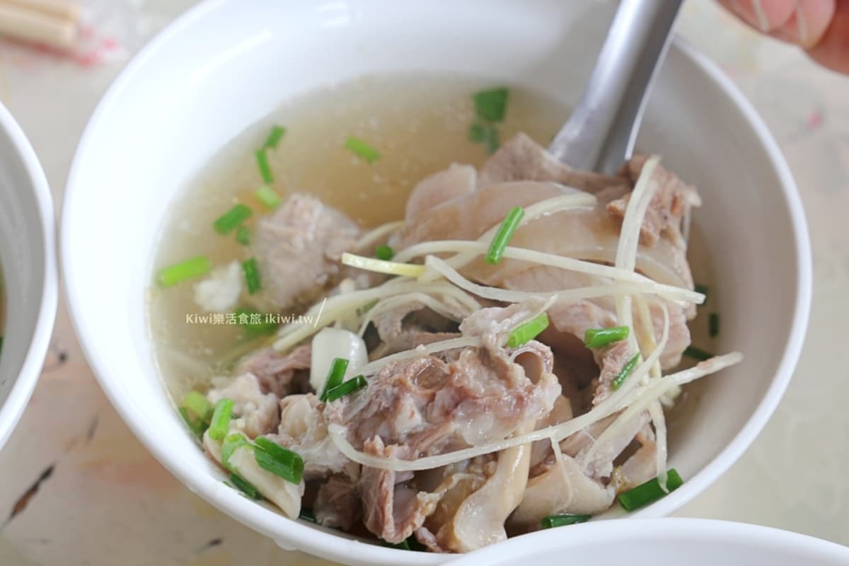 婆婆根本做功德!雲林「佛心小吃」湯品只要10元,滿料滷肉飯1碗飽到天靈蓋 婆婆根本做功德!雲林「佛心小吃」湯品只要10元,滿料滷肉飯1碗飽到天靈蓋