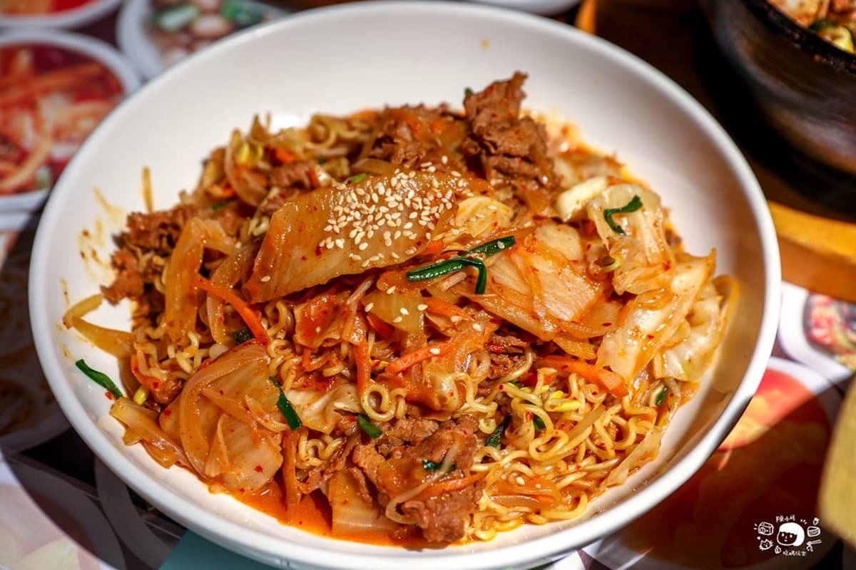 50種小菜任你吃!三重「大分量銅盤烤肉」想吃先排隊,手掌大草蝦海鮮控必嗑 50種小菜任你吃!三重「大分量銅盤烤肉」想吃先排隊,手掌大草蝦海鮮控必嗑