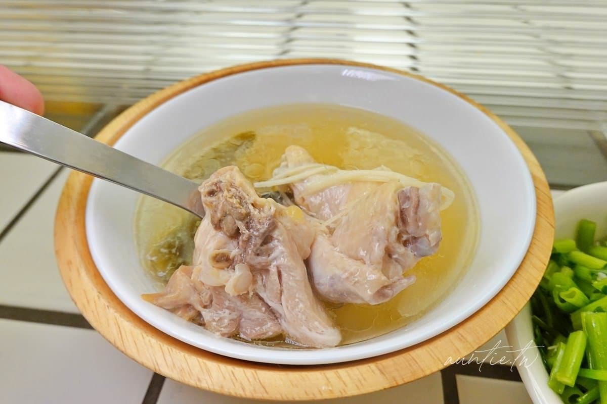 信義區吃得到10元滷肉飯?IG暴紅碗公滷肉飯CP值超高,搭辣椒雞湯免百元吃飽 信義區小吃推薦|純發魯肉飯餐點