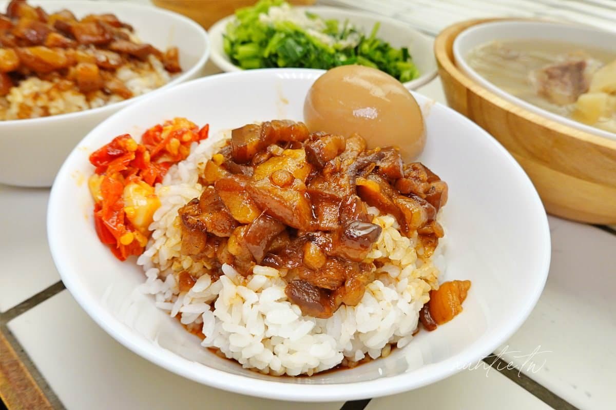 信義區吃得到10元滷肉飯?IG暴紅碗公滷肉飯CP值超高,搭辣椒雞湯免百元吃飽 信義區小吃推薦|魯肉飯