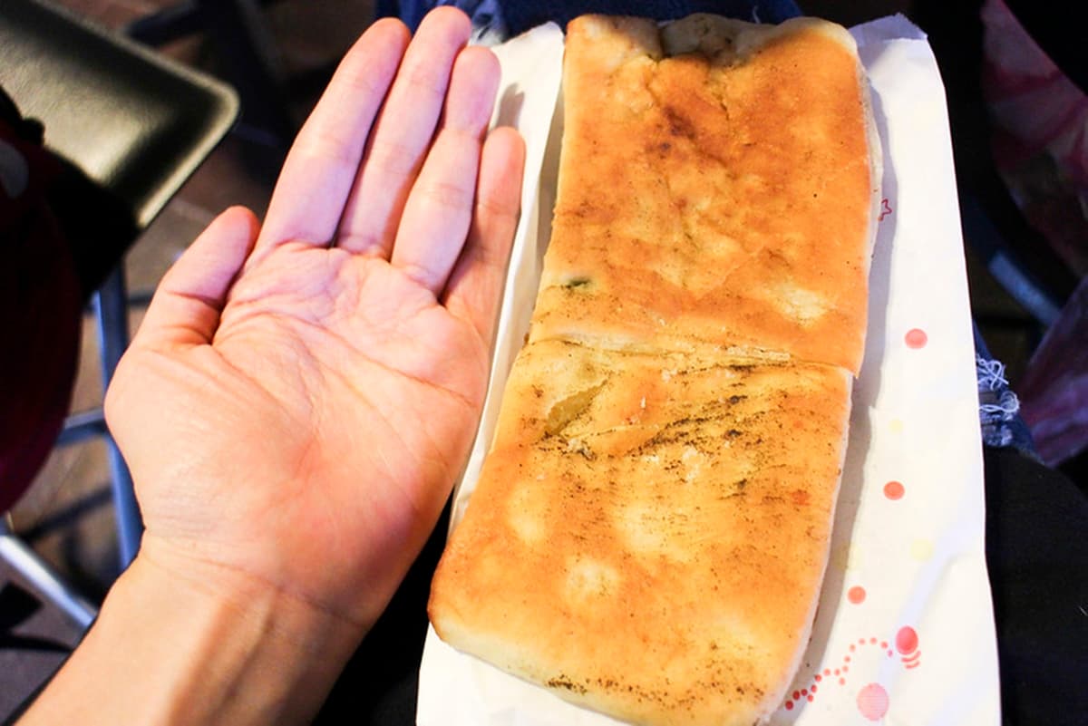 宜蘭人激推!高CP值6銅板美食:手掌大蔬菜餅15元、幽靈油飯、內行狂買20份 在地人私藏!宜蘭「隱藏版餅店」15元就能吃,比手掌大蔬菜餅包滿料超澎派
