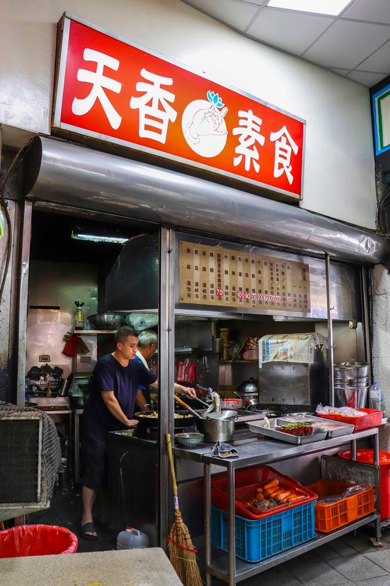 連肉控都變常客!城隍廟飄香80年唯一「素食店」,高僧最愛必點酸辣湯+炒麵 連肉控都變常客!城隍廟飄香80年唯一「素食店」,高僧最愛必點酸辣湯+炒麵
