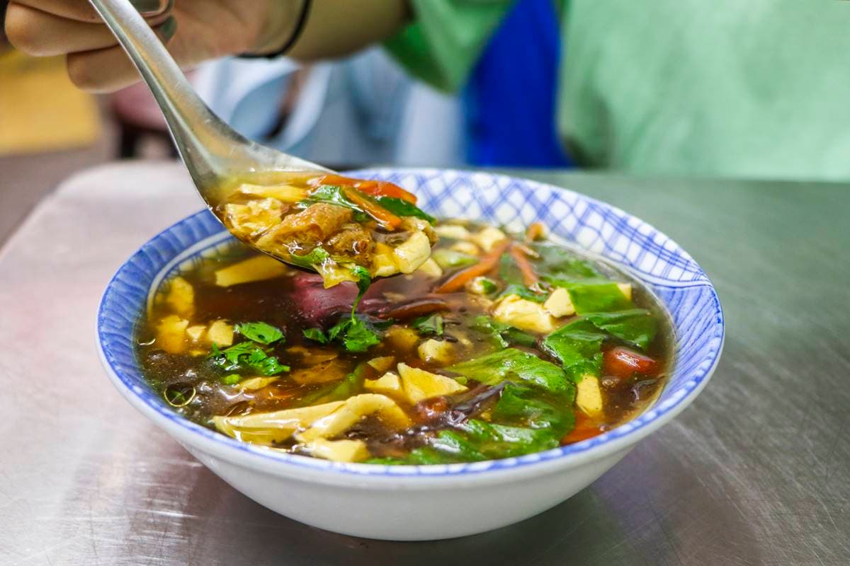 連肉控都變常客!城隍廟飄香80年唯一「素食店」,高僧最愛必點酸辣湯+炒麵 連肉控都變常客!城隍廟飄香80年唯一「素食店」,高僧最愛必點酸辣湯+炒麵