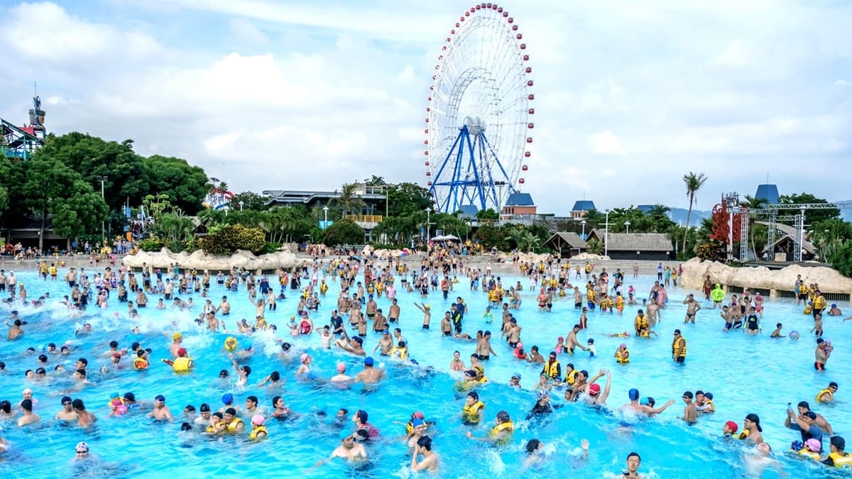 麗寶樂園一日遊攻略!30年豬血湯、爆汁塩水鵝、入住絕美夜景太空艙 麗寶樂園內的「馬拉灣大海嘯」是入園必玩。(圖片來源:麗寶樂園)