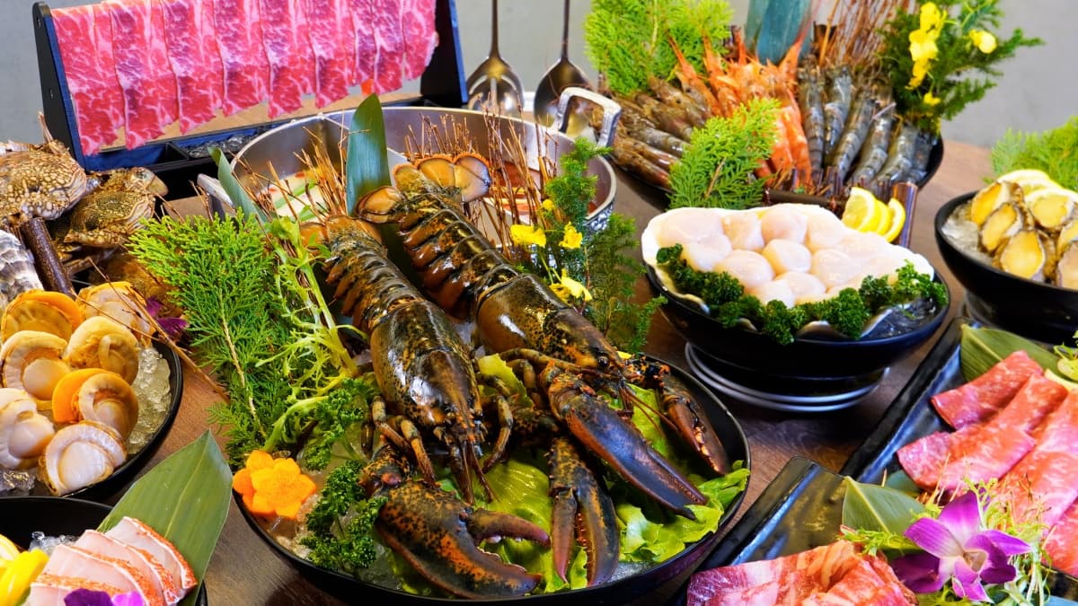 本週聚餐看這篇!5餐廳好康免費拿:對身分證送龍蝦、壽星幾歲送幾隻雞翅 身分證中2碼花蟹吃到飽!姓名有「新年快樂」龍蝦免費嗑,再爽吃貴妃麻奶鍋