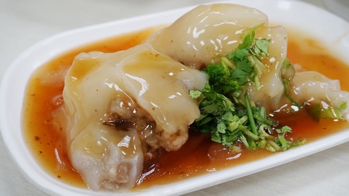 新莊美食20家攻略!必吃蟹殼黃蔥酥餅,朝聖詹記總店、4.8星牛排、最強燒臘 清蒸肉圓外皮軟中帶點Q,吃起來很爽口。(圖片來源:PEKO の Simple Life)