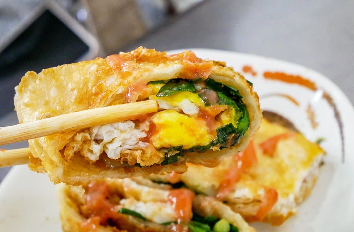 老饕激推台北最好吃!現擀現炸「韭菜炸蛋餅」飄香60年,滿料鹹豆漿也必點 老饕激推台北最好吃!現擀現炸「韭菜炸蛋餅」飄香60年,滿料鹹豆漿也必點
