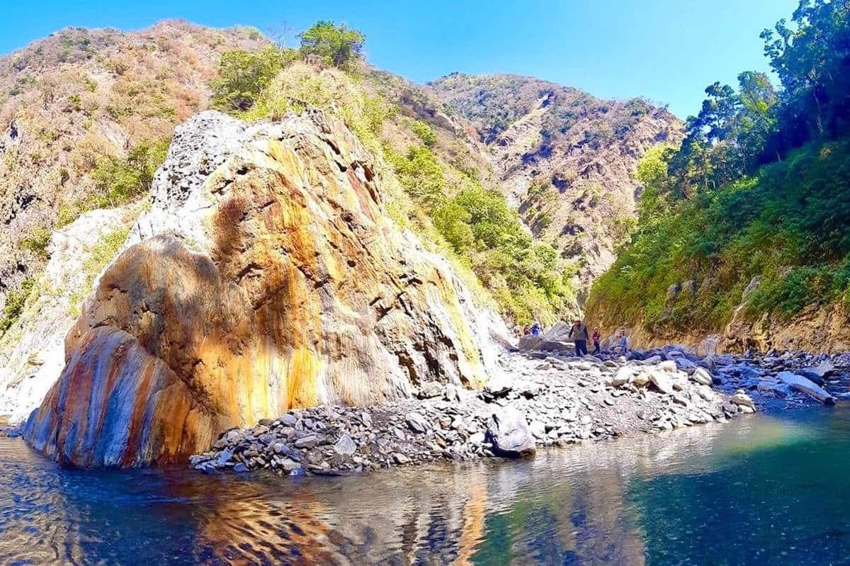 免花錢爽泡湯!3大野溪溫泉祕境:全台唯一「洞穴溫泉」、季節限定七彩岩壁 免花錢爽泡湯!3大野溪溫泉祕境:全台唯一「洞穴溫泉」、季節限定七彩岩壁