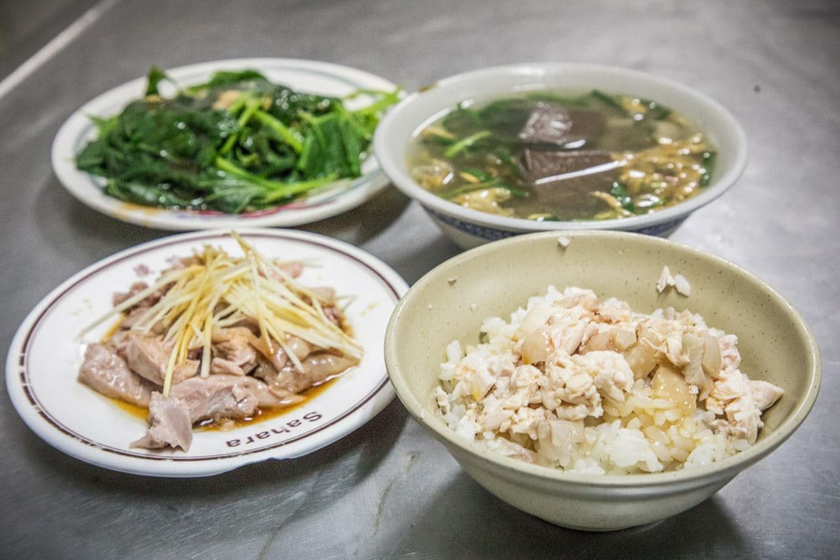嘉義最狂排隊宵夜!「神級雞肉飯」好評飆破4000則,軟Q火雞肉片鮮嫩多汁 嘉義最狂排隊宵夜!「神級雞肉飯」好評飆破4000則,軟Q火雞肉片鮮嫩多汁