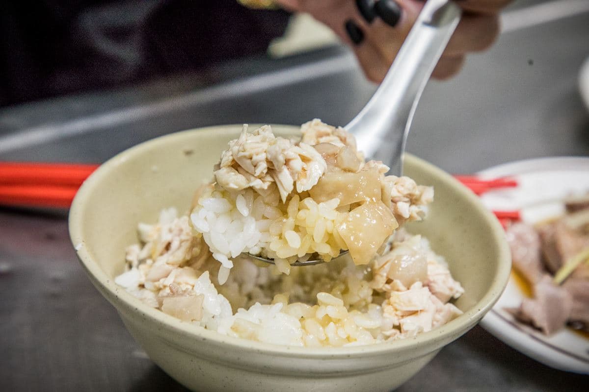 嘉義最狂排隊宵夜!「神級雞肉飯」好評飆破4000則,軟Q火雞肉片鮮嫩多汁 嘉義雞肉飯店家推薦:阿樓師火雞肉飯