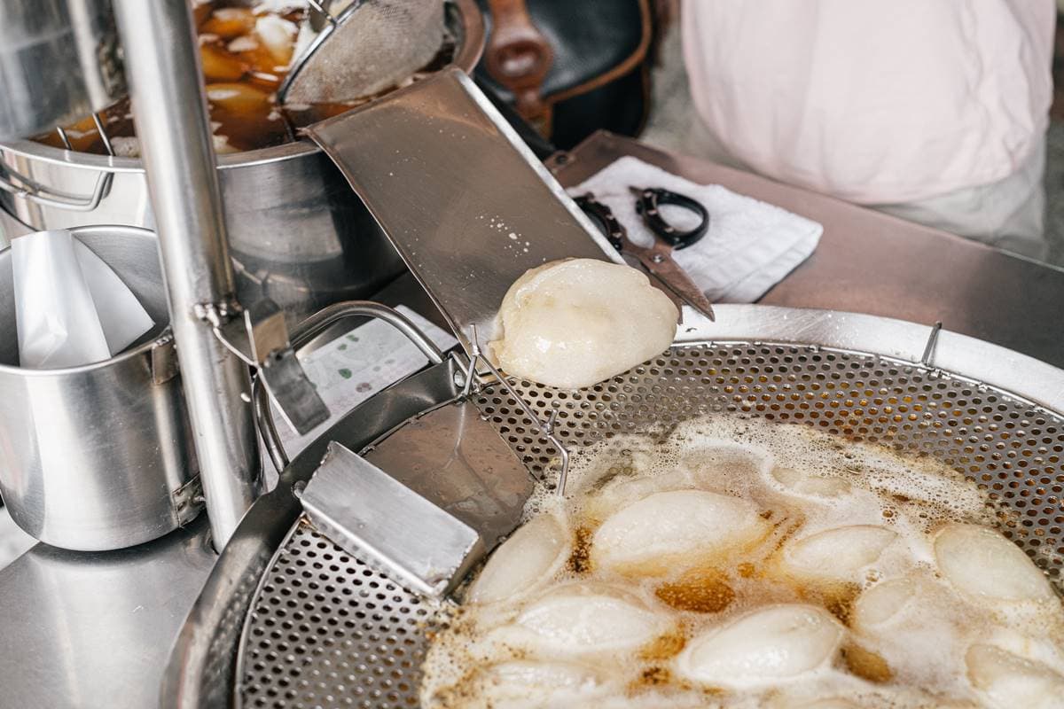 台中神祕美食+1!無招牌40年老店藏「綠油精肉丸」,一開賣中午不到就完售 台中神祕美食+1!無招牌40年老店藏「綠油精肉丸」,一開賣中午不到就完售