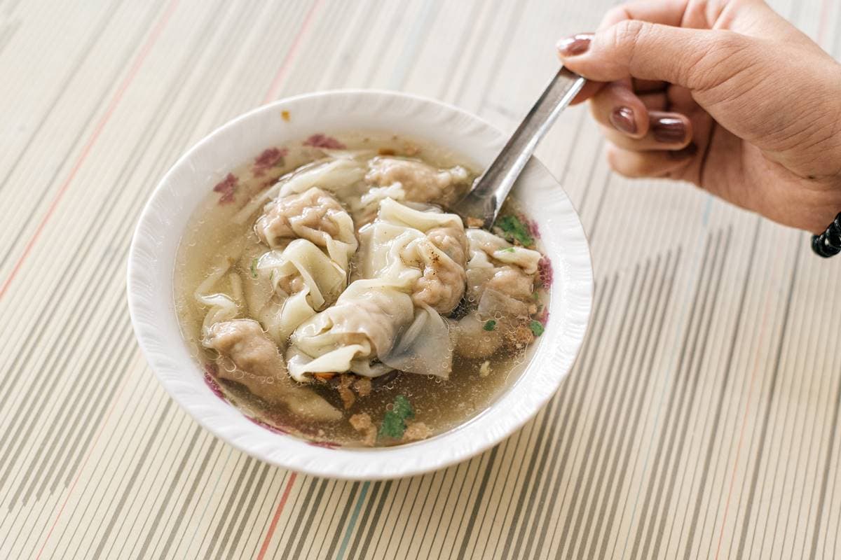 台中神祕美食+1!無招牌40年老店藏「綠油精肉丸」,一開賣中午不到就完售 台中神祕美食+1!無招牌40年老店藏「綠油精肉丸」,一開賣中午不到就完售