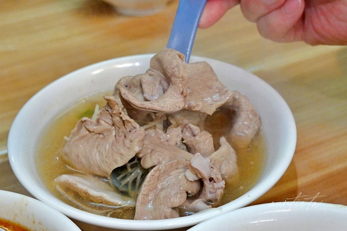 好評近4000則!台北50年「厚切麻油腰花」入冬就排爆,鹹香滷肉飯連浩子也愛 好評近4000則!台北50年「厚切麻油腰花」入冬就排爆,鹹香滷肉飯連浩子也愛
