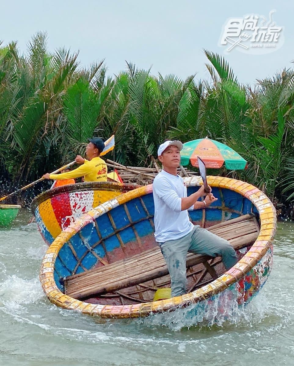 嗨咖必玩!越南超狂椰子船體驗「水上電子花車」,還能動手做春捲、芒果沙拉 嗨咖必玩!越南超狂椰子船體驗「水上電子花車」,還能動手做春捲、芒果沙拉