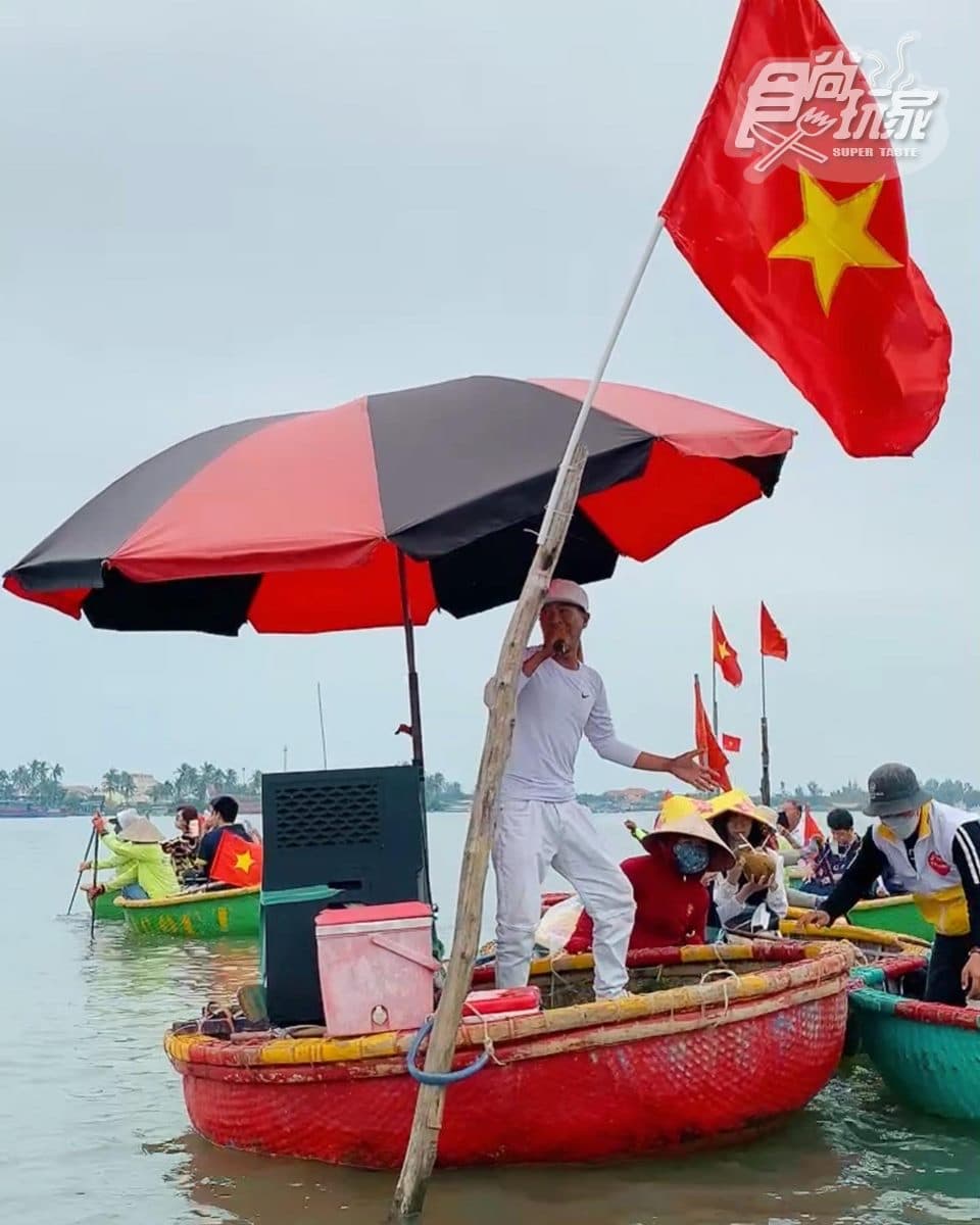 嗨咖必玩!越南超狂椰子船體驗「水上電子花車」,還能動手做春捲、芒果沙拉 嗨咖必玩!越南超狂椰子船體驗「水上電子花車」,還能動手做春捲、芒果沙拉
