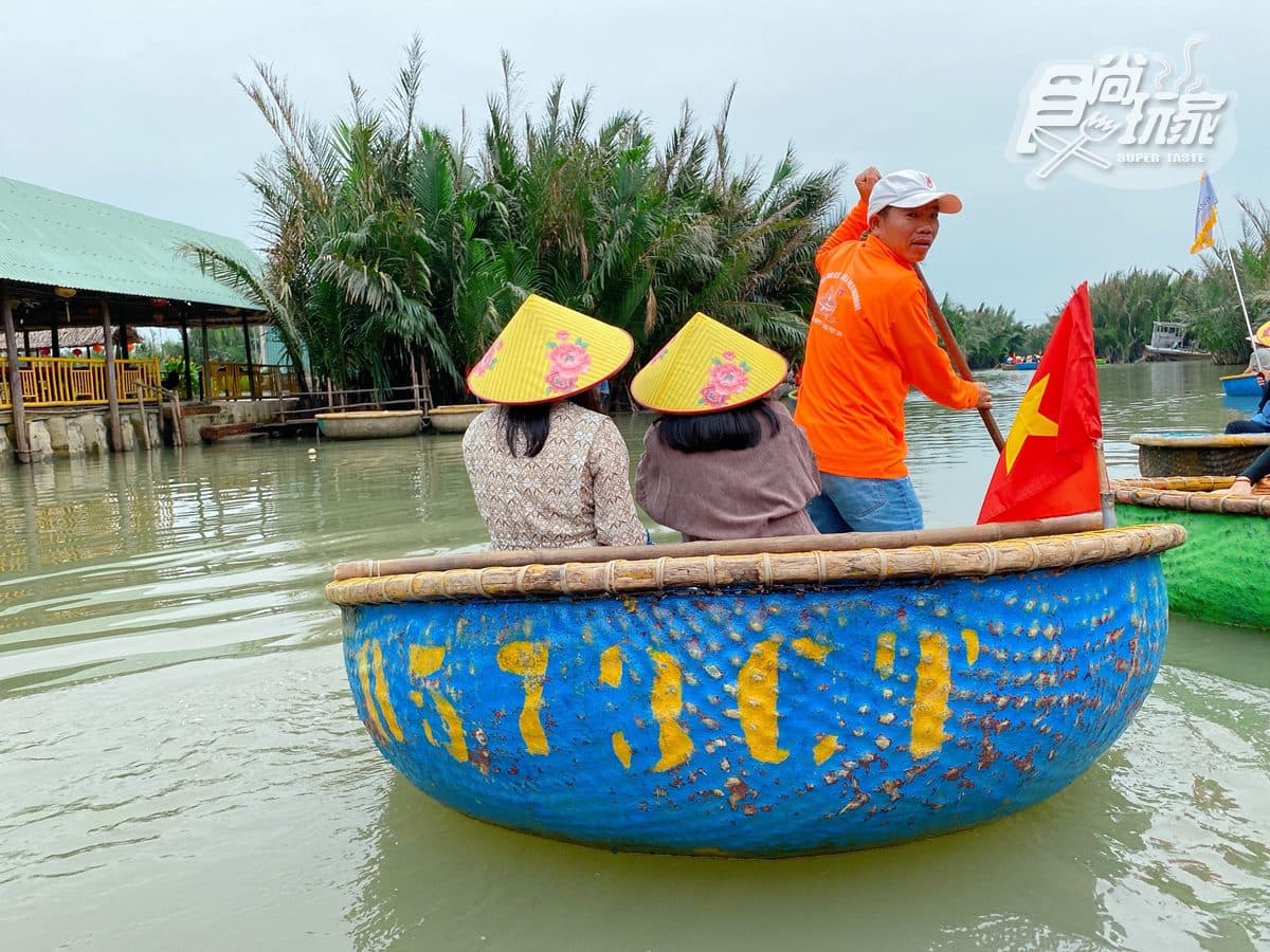 嗨咖必玩!越南超狂椰子船體驗「水上電子花車」,還能動手做春捲、芒果沙拉 嗨咖必玩!越南超狂椰子船體驗「水上電子花車」,還能動手做春捲、芒果沙拉