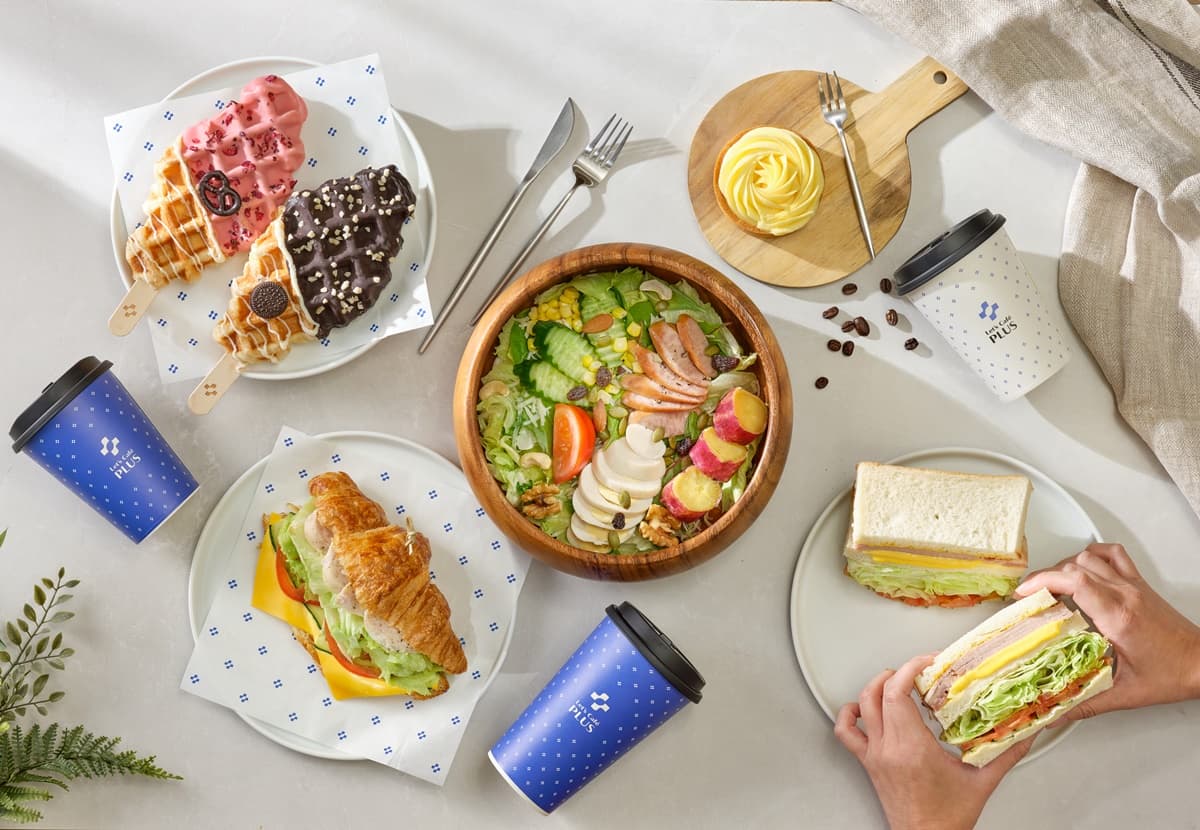全家首開咖啡廳!「Let’s Café PLUS」早上7點半就開,25款飲品、法朋蛋糕必點 全家首開咖啡廳!「Let’s Café PLUS」早上7點半就開,25款飲品、法朋蛋糕必點