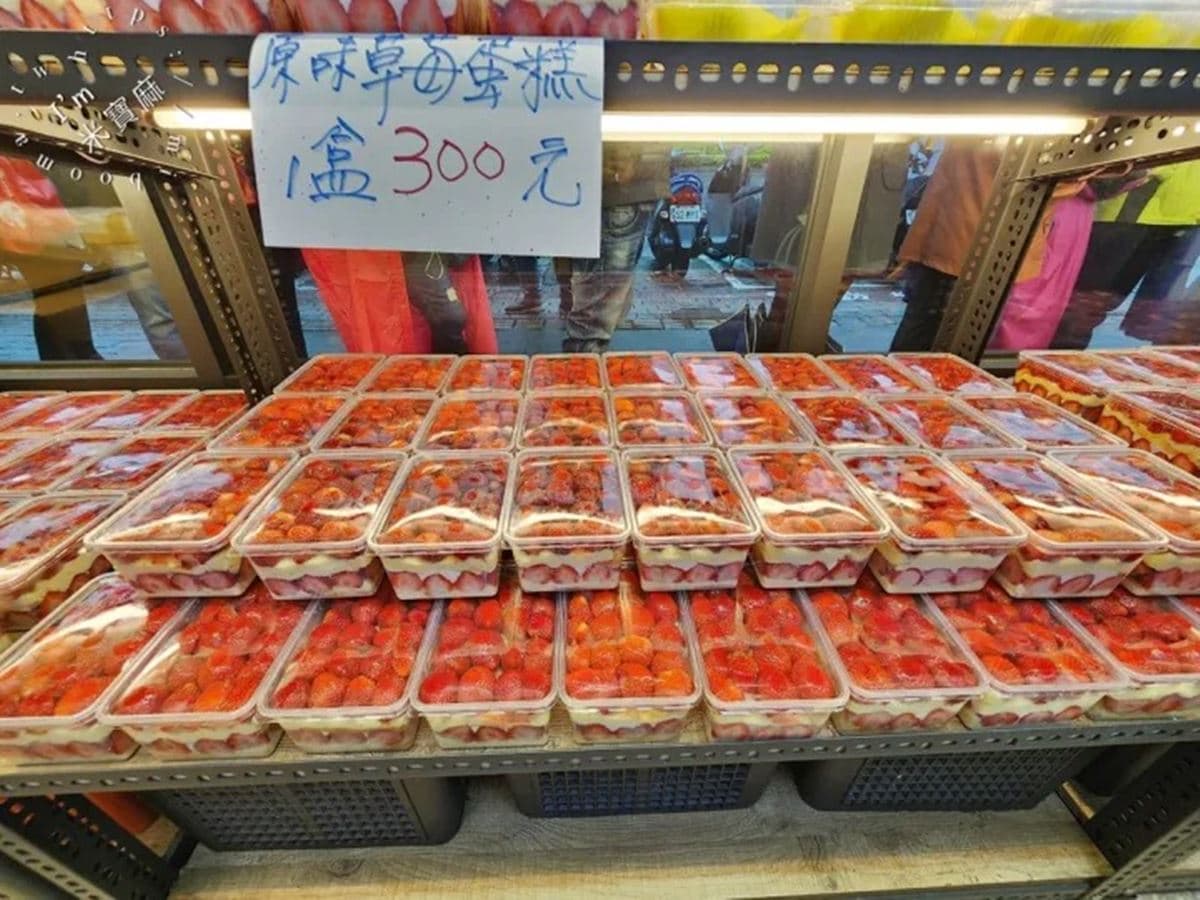 人潮滿到隔壁小巷!板橋「爆量草莓寶盒」每年都賣翻,24顆草莓塞到滿僅300元 人潮滿到隔壁小巷!板橋「爆量草莓寶盒」每年都賣翻,24顆草莓塞到滿僅300元